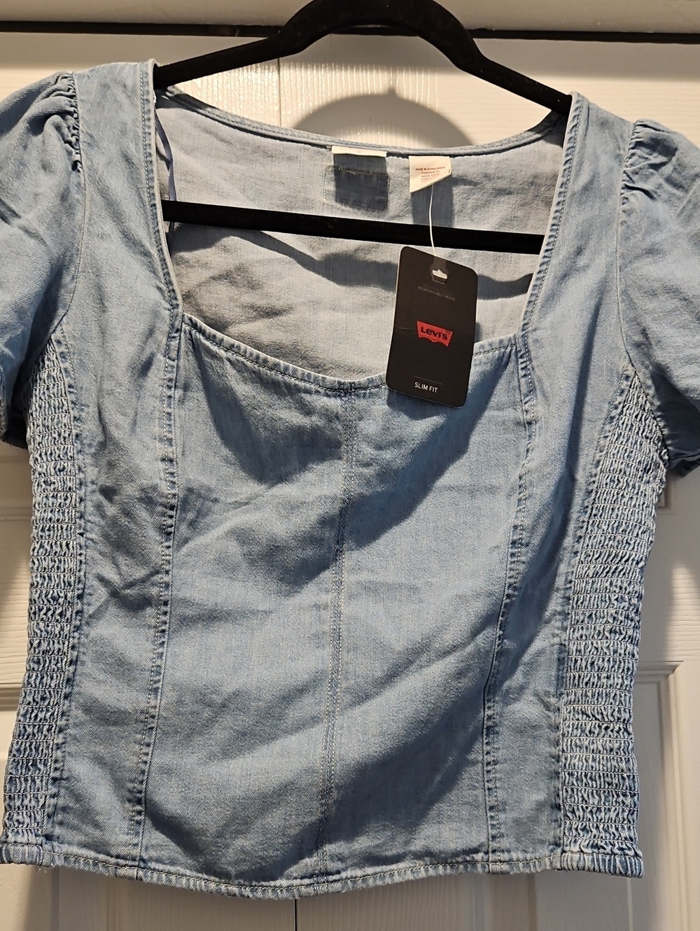 New With Tag-Levis Top Womens  Blue Denim Cropped Smocked Jean Shirt - Picture 2 of 4